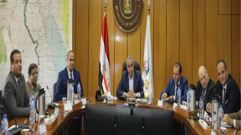 شحاتة يستمع إلى العاملين بمجلة العمل الناطقة بلسان وزارة القوى العاملة