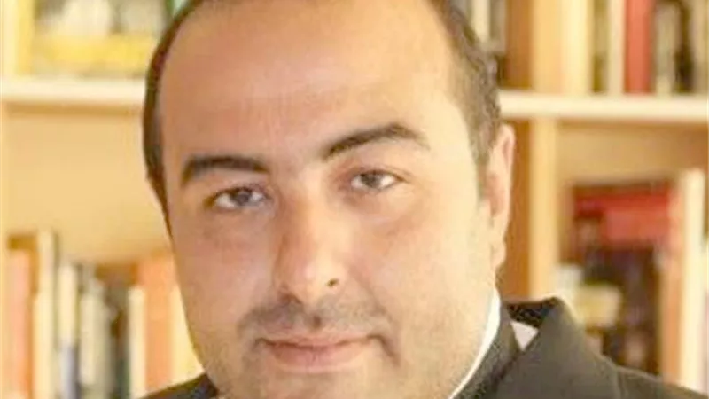 سامح عبدالعزيز يعقد جلسات عمل 