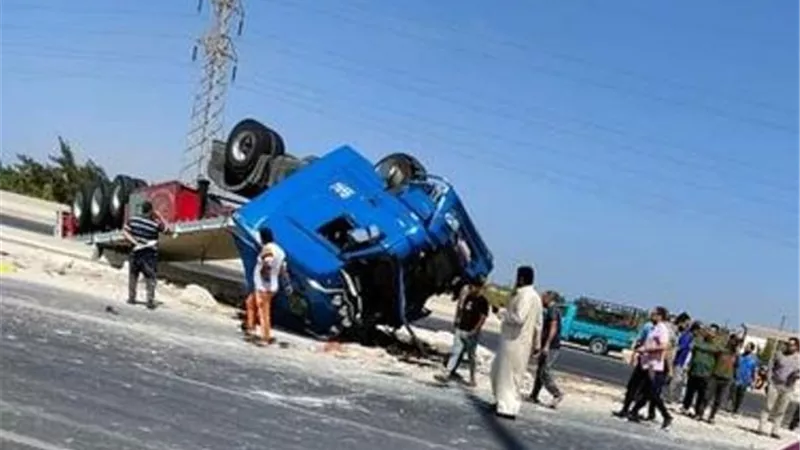 رفع آثار انقلاب سيارة نقل ثقيل على طريق مصر الإسماعيلية الصحراوي