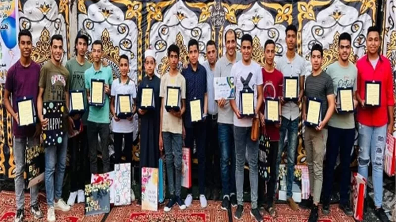 تكريم المتفوقين علمياً بمركز شباب باسوس بالقليوبية.. صور