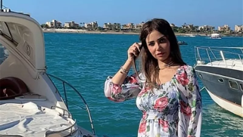بفستان مبهج .. إيناس عز الدين تلفت الأنظار من أمام البحر