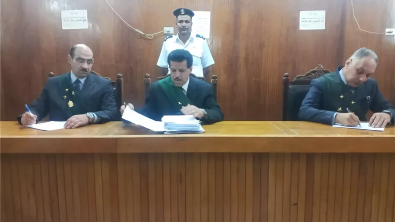 لتجارته فى الدولارات .. الحبس 3 سنوات وغرامة مليون جنيه لعامل البازار السياحي