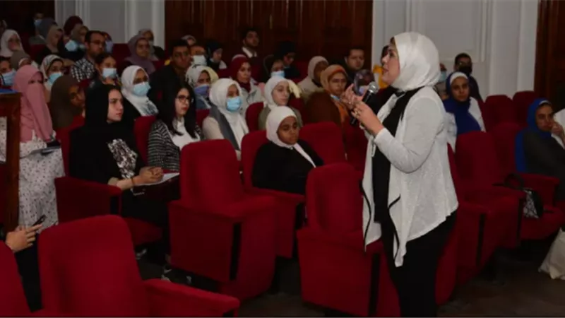 «الأمومة ثم المهنة».. نقيبة أطباء القاهرة تعلق على نصيحتها