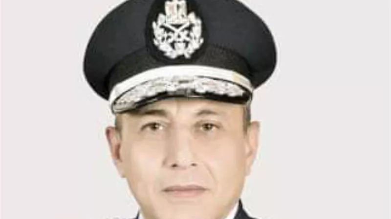 وزير الطيران يتواصل هاتفيا مع راكب تعرض حقيبته للتلف في المطار