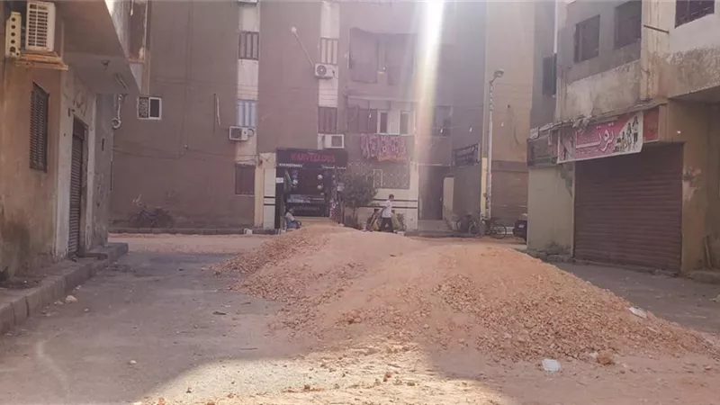 محافظ أسيوط: فرش تربة زلطية بشوارع منطقة الأربعين بحي غرب