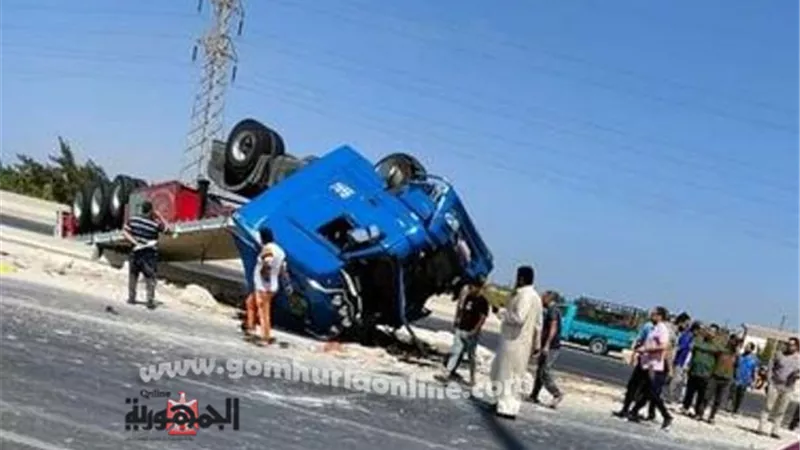 إصابة شخص في انقلاب تريلا بطريق الإسماعيلية القاهرة الصحراوي..صور