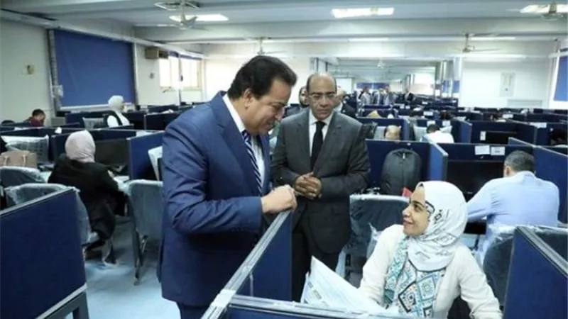 وزير الصحة يتفقد الامتحانات التحريرية للأطباء الملتحقين ببرنامج الزمالة المصرية