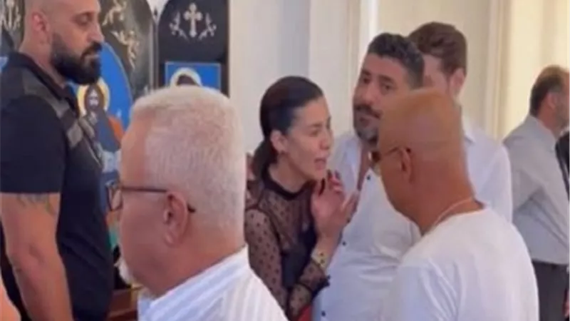 نادين الراسي تنهار فى عزاء شقيقها جورج وتلطم على وجهها من صدمة رحيله