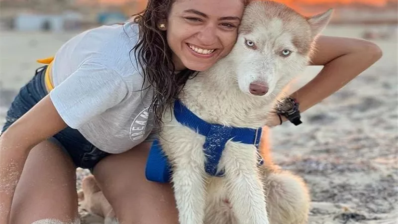 بإطلالة صيفية.. مونيكا الفونس تجذب الأنظار بـ كلب هاسكي