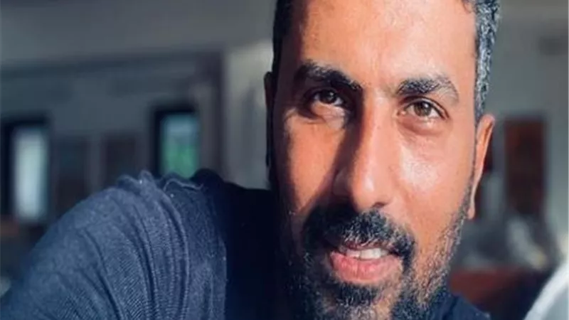 محمد سامى لـ عمرو دياب :أصغر منى بـ 42 سنة - صورة