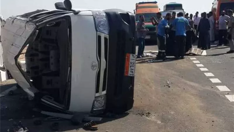 بالأسماء.. إصابة 20 بينهم 7 أطفال في انقلاب ميكروباص على الصحراوي الشرقي بالمنيا
