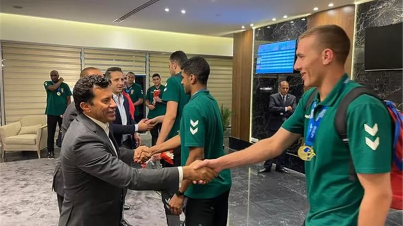 وزير الرياضة يستقبل شباب اليد بمطار القاهرة الدولى