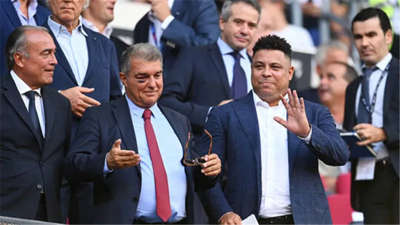 سر إصابة رئيس برشلونة بكدمة في عينه