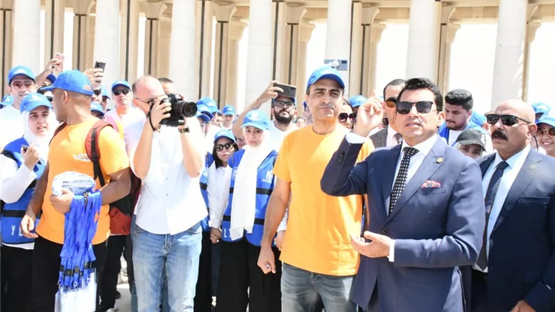 وزير الرياضة يلتقط صورة تذكارية عند النصب التذكارى مع المشاركين بملتقى شباب العاصمة الإدارية