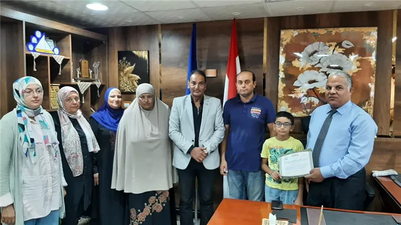 وكيل تعليم دمياط يكرم الطفل النابغة يحيى النجار