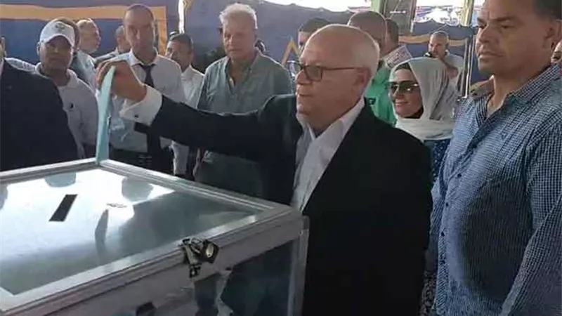 محافظ بورسعيد يدلي بصوته في انتخابات المصري