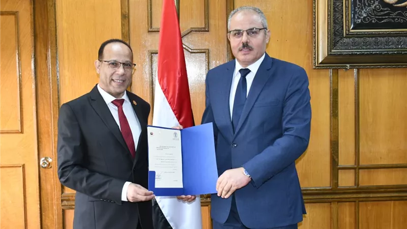 رئيس جامعة القناة يسلم نائبه لشئون التعليم والطلاب مهام عمله