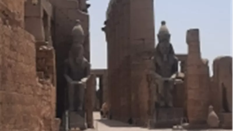 الحرارة الشديدة بالأقصر تجبر السياح على إختصار أوقات برامجهم السياحية