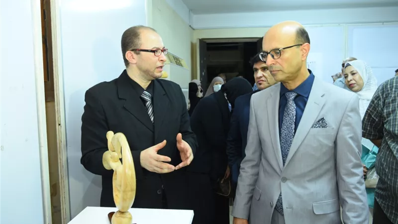 رئيس جامعة أسيوط يفتتح معرض فنى بعنوان 