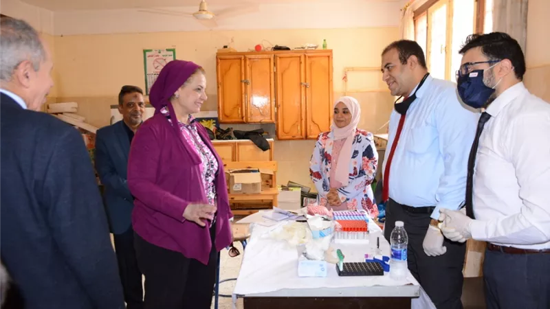نائب رئيس جامعة أسيوط تشارك في إفتتاح فعاليات القافلة الطبية الخيرية
