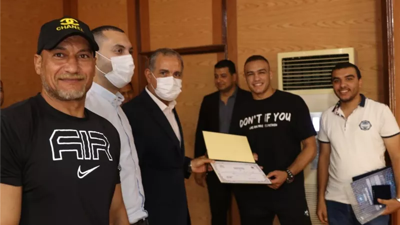محافظ كفر الشيخ يكرم الخامس عالميا وموظف من ذوي الهمم