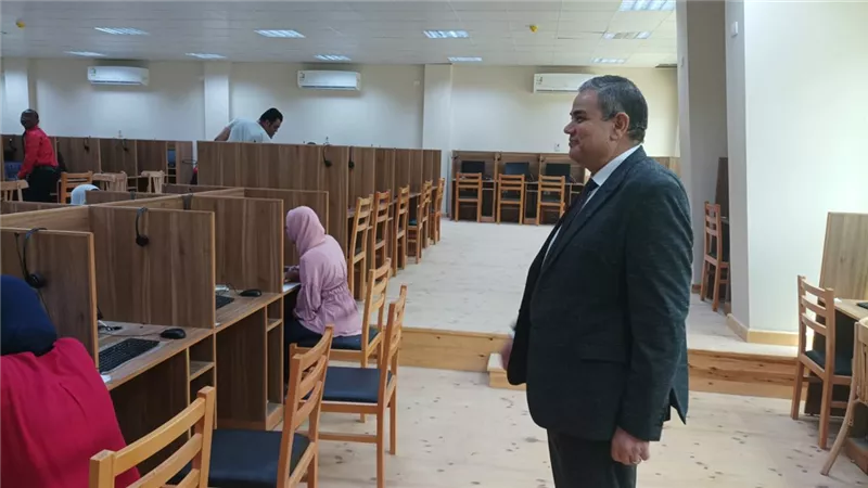 رئيس جامعة كفرالشيخ يتفقد اختبارات مبادرة 