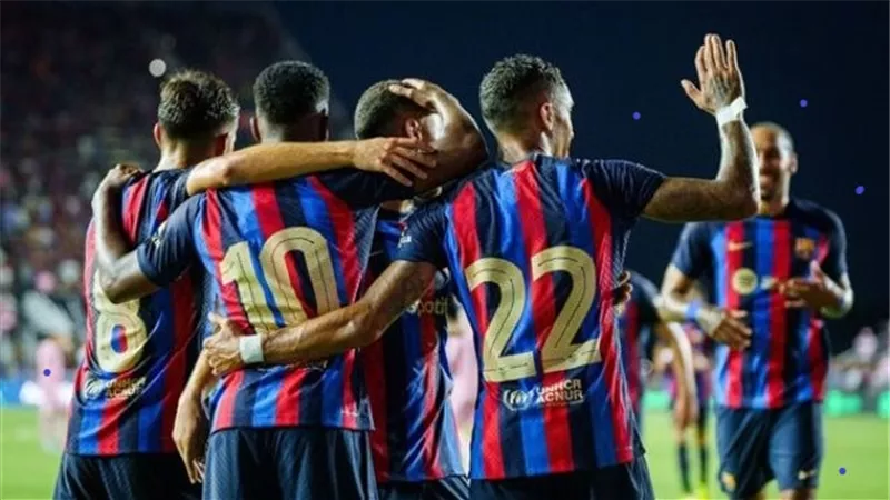 صفقة تبادلية بين برشلونة والمان يونايتد بشان بيساكا وسيرجينو ديست