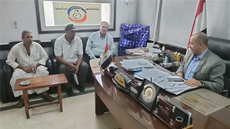 مدير التأمين الصحى يلتقى عددا من أولياء أمور مرضى الثلاثيميا بمكتبه لبحث شكواهم وحلها