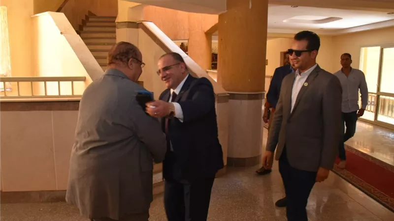 مساعد وزير الداخلية لمنطقة جنوب الصعيد يهنيء رئيس جامعة الأقصر بتوليه منصبه