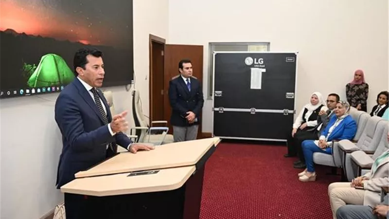 وزير الشباب والرياضة يلتقي المنسقين الإعلاميين بمقر الوزارة في العاصمة الإدارية الجديدة