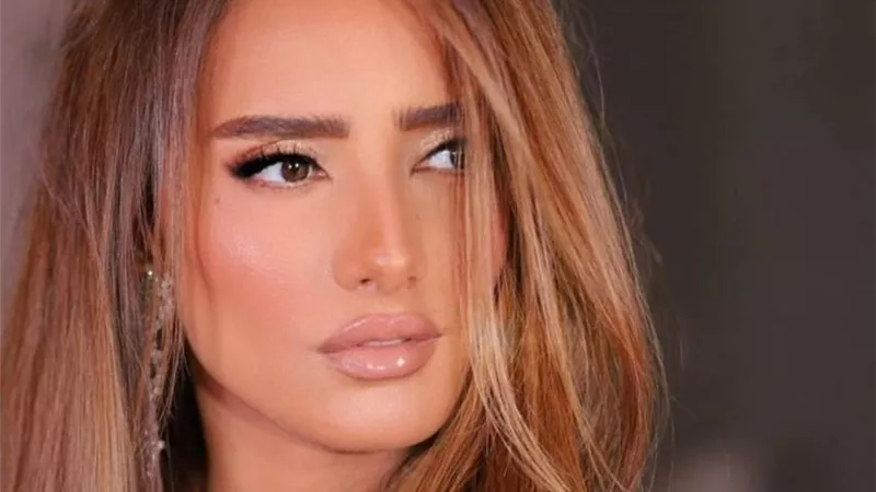 زينة تستمتع بإجازتها الصيفية على البحر