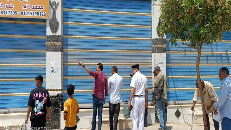 جهاز مدينة العاشر من رمضان يغلق ويشمع 30 محل مخالف.. صور