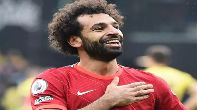 محمد صلاح يتسلم جائزة قديمة فى الدورى الانجليزى .. فيديو