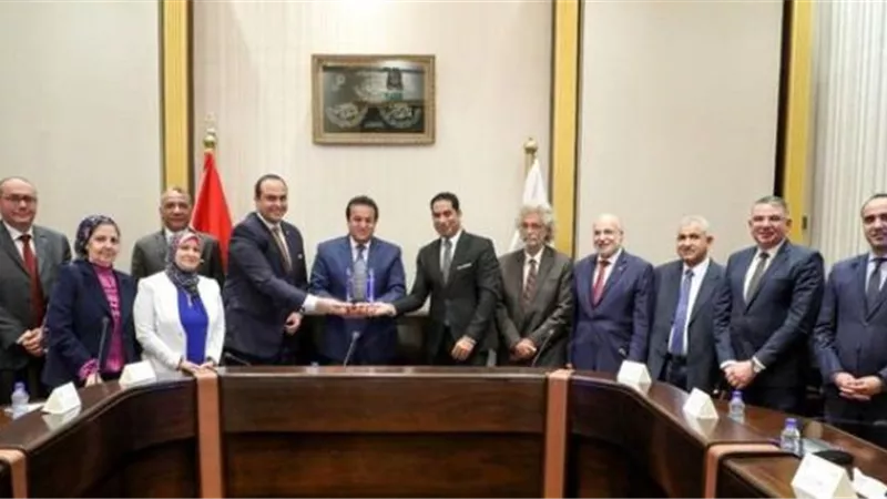 وزير الصحة والسكان يوجه بتكثيف العمل لإنجاز مشروع التأمين الصحي الشامل