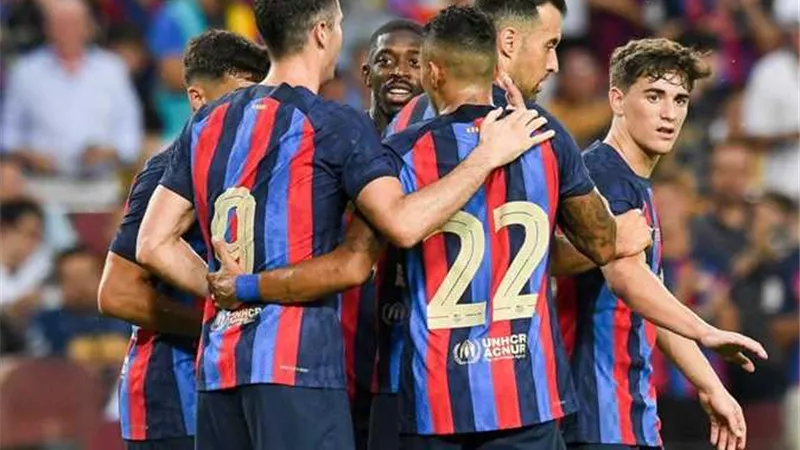 برشلونة يستهدف التعاقد مع مدافع دورتموند قبل غلق الميركاتو