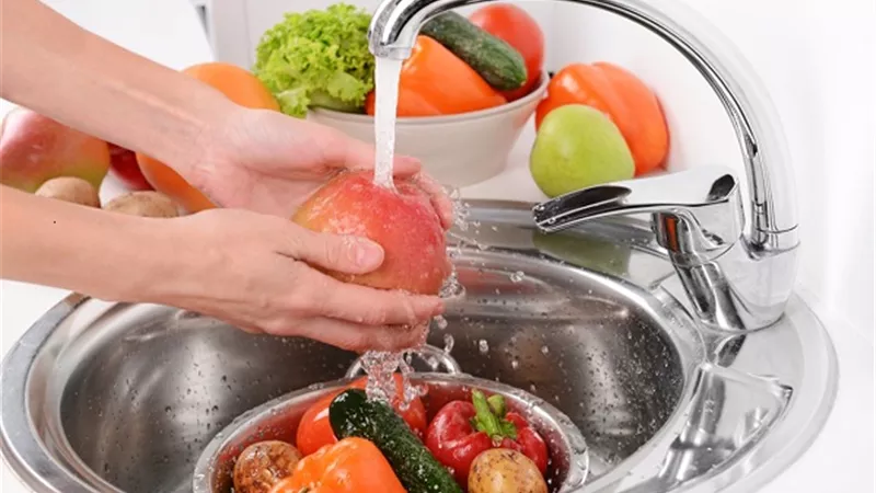 الطريقة الصحيحة لغسل الخضراوات والفواكه