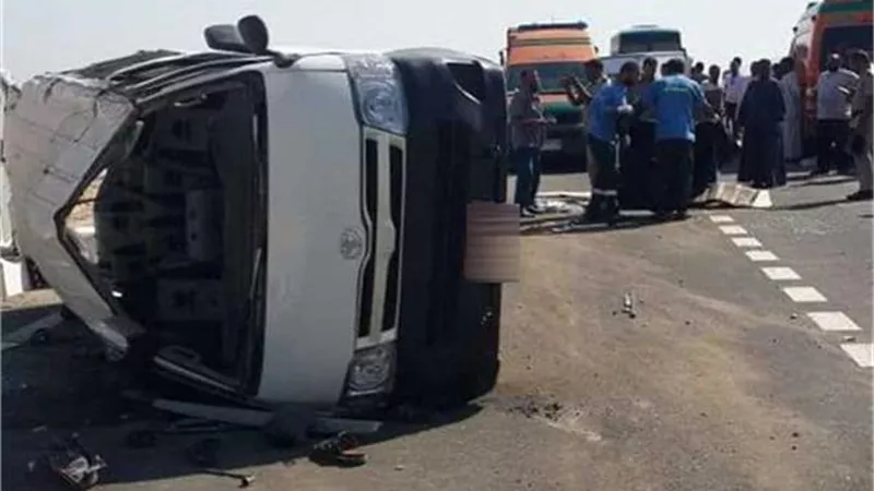 إصابة 7 فى حادث أنقلاب سيارة ميكروباص أمام نزلة بنى صالح