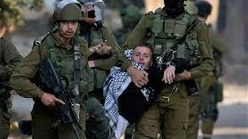 اعتقال 3 فلسطينيين عقب محاصرة جيش الاحتلال لمنزل تحصنوا به في نابلس