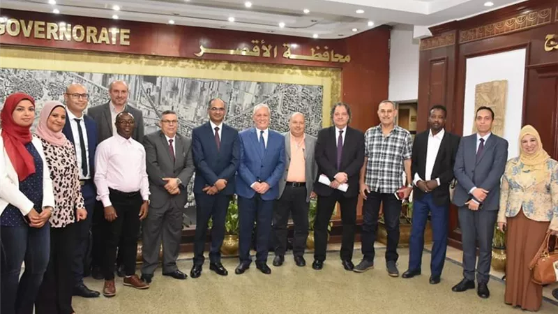 محافظ الأقصر ونائب وزير الإسكان وممثلو البنك الإفريقى يتابعون تنفيذ برنامج الصرف