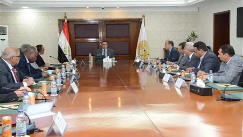 وزير التنمية المحلية يبحث مع وفد من دولة مدغشقر وبرنامج الأغذية العالمي تبادل الخبرات
