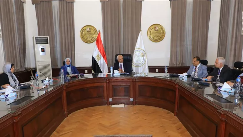 وزير التعليم يبحث مع مديري عموم تنمية المواد الدراسية آليات الاستعداد للعام الدارسي الجديد