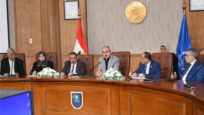 رئيس جامعة القناة يجتمع بمنسقي الإدارة العليا للأيزو