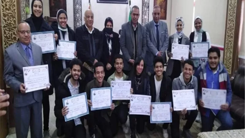 مدير تعليم القليوبية يكرم الطلاب المشاركين في برنامج العباقرة
