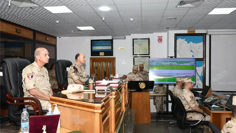 وزير الدفاع يلتقى بعدد من قادة القوات المسلحة