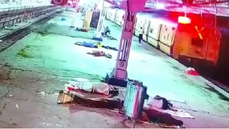 شاهد.. كيف اختطف شخص رضيعا من حضن أمه