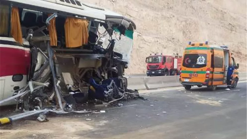مصرع وإصابة ٣٣ شخصا في تصادم اتوبيس بنقل بطريق الجلالة