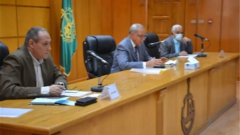 محافظ القليوبية يناقش مستجدات ملف التقنين والتصالح والمتغيرات المكانية والطريق الدائري