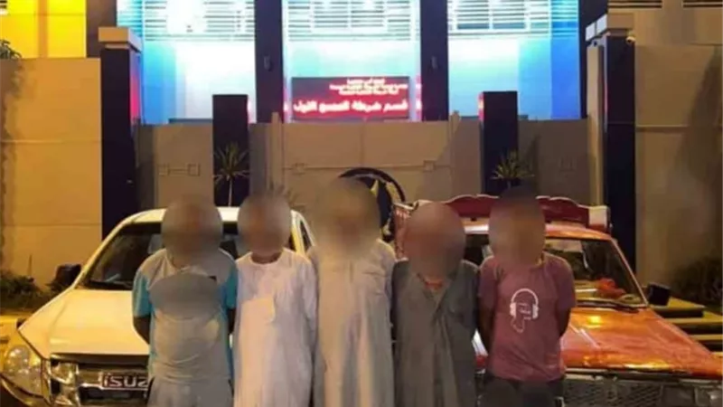 ضبط عصابة سرقة كشافات الإنارة من الطرق العامة