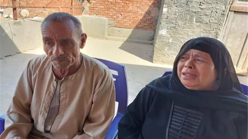 أبن يعتدى على والدية ويطردهما فى الشارع