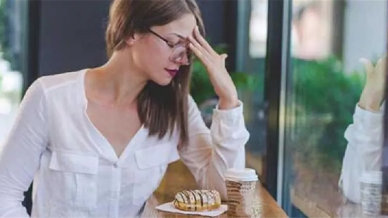 أسباب الصداع بعد الأكل وكيفية علاجه